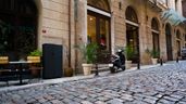 Una moto aparcada junto a la fachada de un edificio