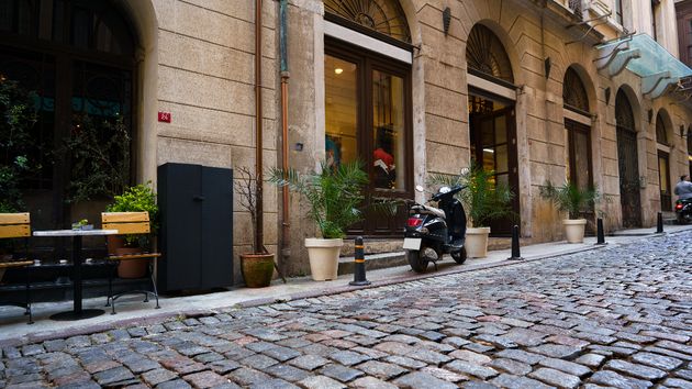 El Ayuntamiento de Madrid multa con 60 euros a un motorista por aparcar junto a una fachada y la Justicia anula la sanción porque ignoró que declarase el controlador