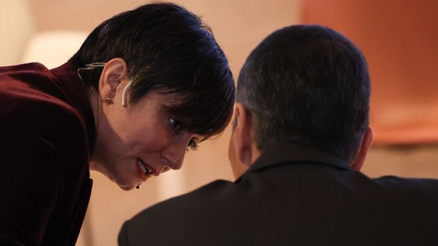 Ministra de Vivienda hablando con el presodente del Gobierno
