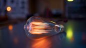 Una bombilla de luz encendida