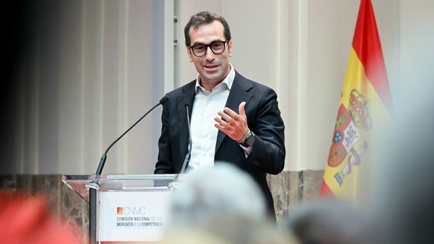 Carlos Cuerpo sonríe 