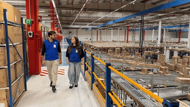 Trabajadores en una nave de Decathlon