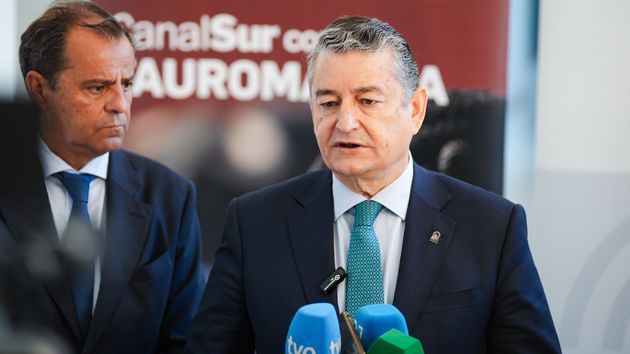 Antonio Sanz hablando y Juande Mellado mirándole