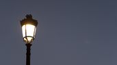 una farola encendida