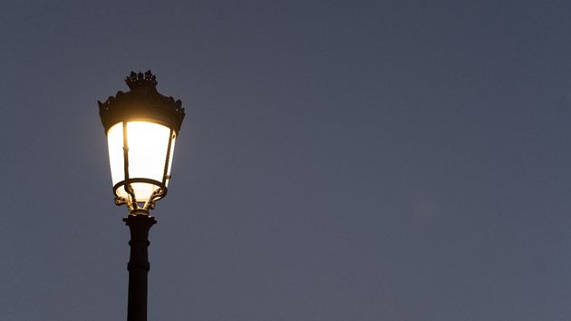 una farola encendida