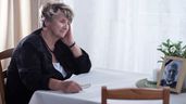Una anciana mirando un documento