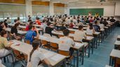 Varios alumnos reunidos en clase