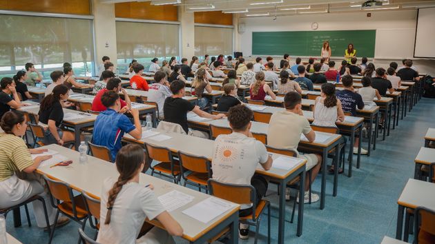 Varios alumnos reunidos en clase