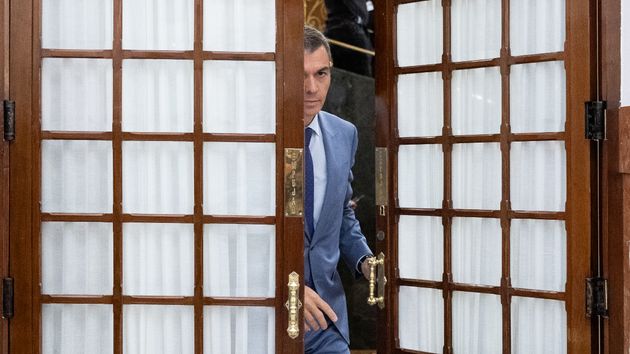 La hemeroteca condena a Sánchez que en 2015 prometió terminar con los desahucios y Díaz Ayuso le contesta: “un hombre sin palabra no es nada”