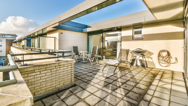 Un vecino construye un cuarto de baño en la terraza de su ático y la Justicia le obliga a demolerlo: la terraza se consideraba elemento común