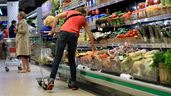 Mujer comprando en supermercado