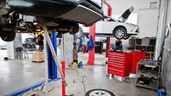 algunos coches en el taller