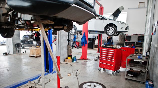 algunos coches en el taller