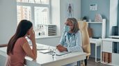 Una medica atendiendo a una paciente