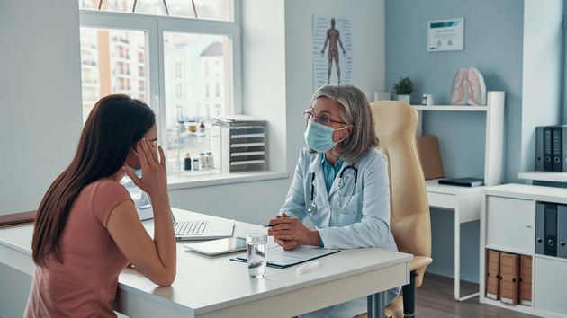 Una medica atendiendo a una paciente
