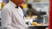 Un camarero llevando una bandeja