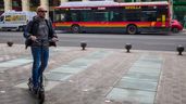 Hombre en patinete eléctrico