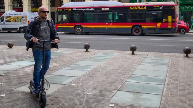 Hombre en patinete eléctrico