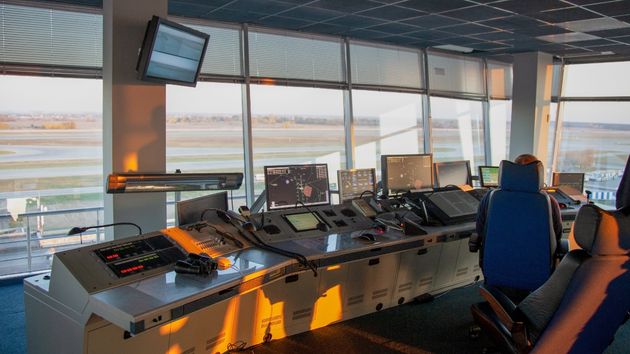 Un controlador aéreo en una torre de control