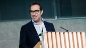 Carlos Cuerpo sonríe durante una ponencia en un foro europeo
