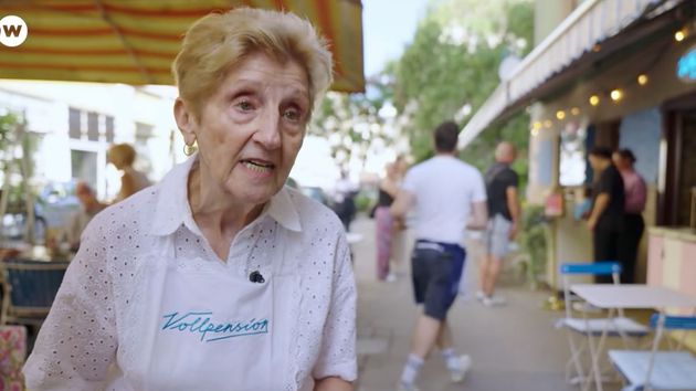 Marianne (81 años) sigue trabajando como camarera a pesar de llevar años jubilada: “no puedo quedarme en casa sin hacer nada”