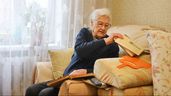 Imagen representativa de una anciana en el salón de su casa