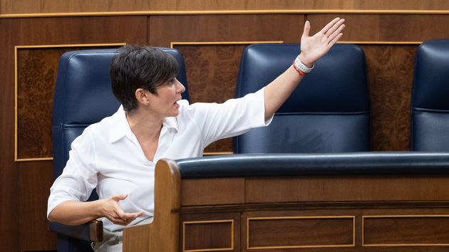 Isabel Rodríguez con la mano levantada durante una sesión en el Congreso