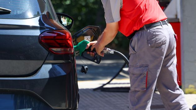 Un trabajador repostando gasolina