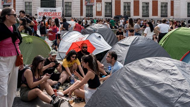 Varios manifestantes en la Puerta del Sol