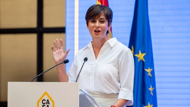 Isabel Rodríguez hablando con la mano levantada