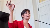 Isabel Rodríguez levanta la mano 