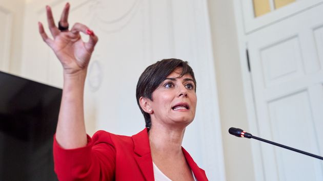 Isabel Rodríguez levanta la mano 