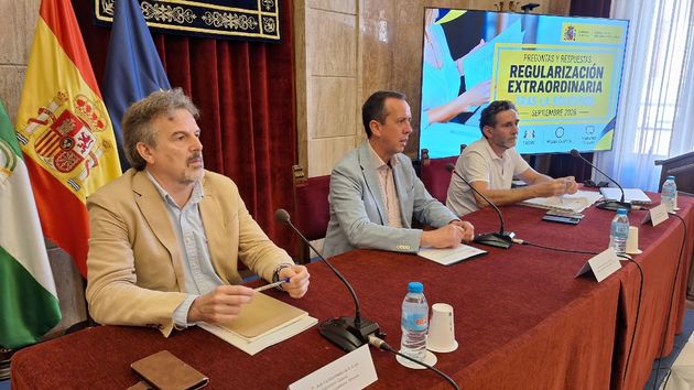 Agentes sociales con el subdelegado de Gobierno