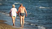 Dos jubilados en la playa