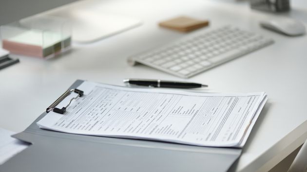 Un contrato de trabajo sobre una mesa de oficina