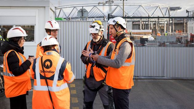 Trabajadroes hablando en la puerta de la sede de Schindler