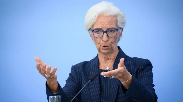 Christine Lagarde con los brazos extendidos