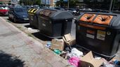 Varios contenedores de basura 
