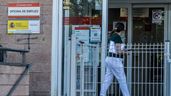 Mujer entra en una oficina de empleo del SEPE