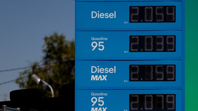 Cartel con los precios en una gasolinera