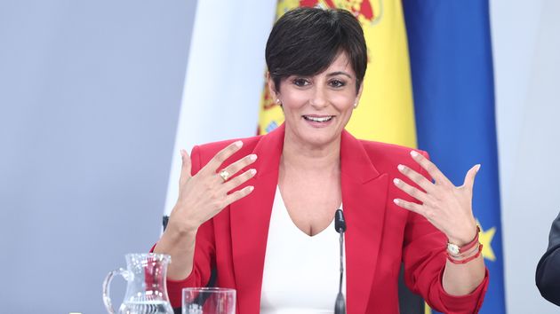 Isabel Rodríguez moviendo las manos