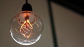 Una bombilla de luz encendida