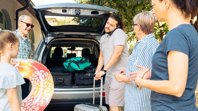 Familia cargando coche