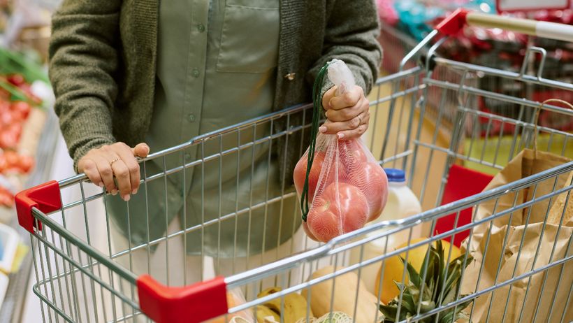 El ahorro de los hogares cae en picado al nivel más bajo en tres años y aumenta el consumo un 7%