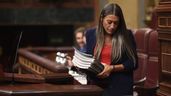 Miriam Nogueras en el Congreso con varios documentos