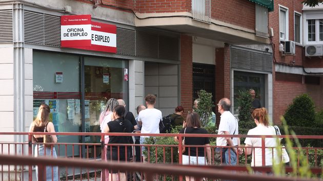 Varias personas hacen cola en una Oficina de Empleo