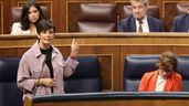 Isabel Rodríguez en el Congreso junto a Mónica García.