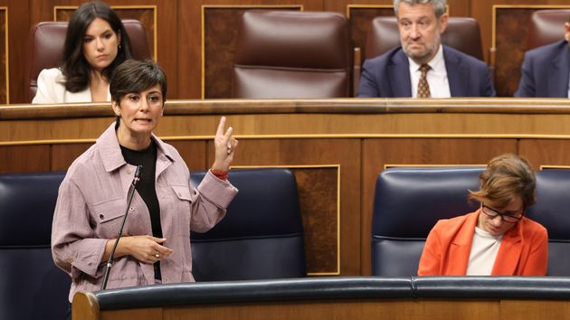 Isabel Rodríguez en el Congreso junto a Mónica García.