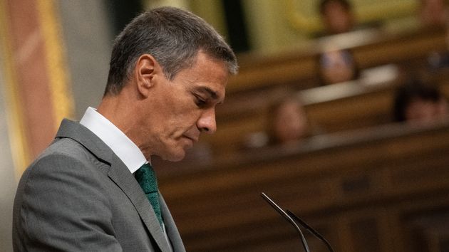 Pedro Sánchez con la cabeza baja