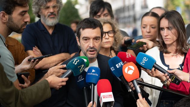Bustinduy hablando ante los medios
